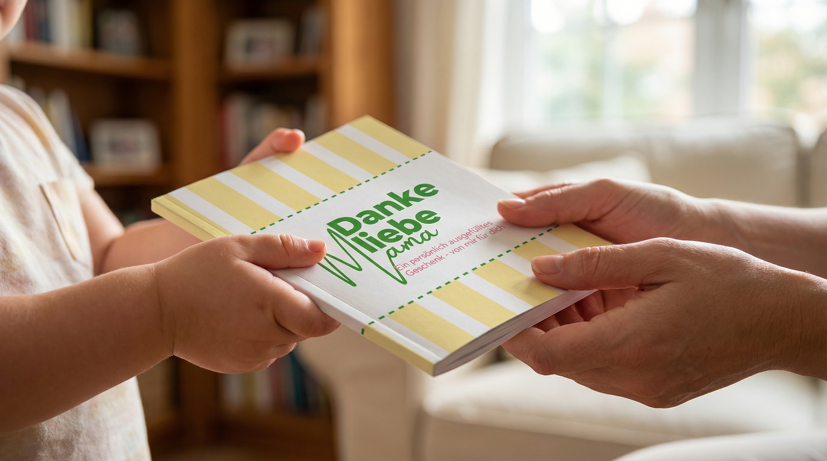 Kind überreicht Mama das Danke liebe Mama Buch